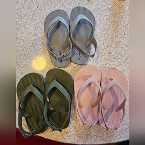 Toddler Girls Old Navy flip flops size 8
